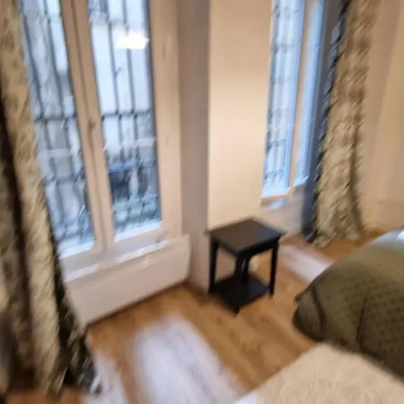 Homestay 2minute Gare Montparnasse ,center, A ,5 Minute Eifel Tour ,louvre Meusm ,1 Mins Notre Dame Of ,front Metro, Aesome Place Paris